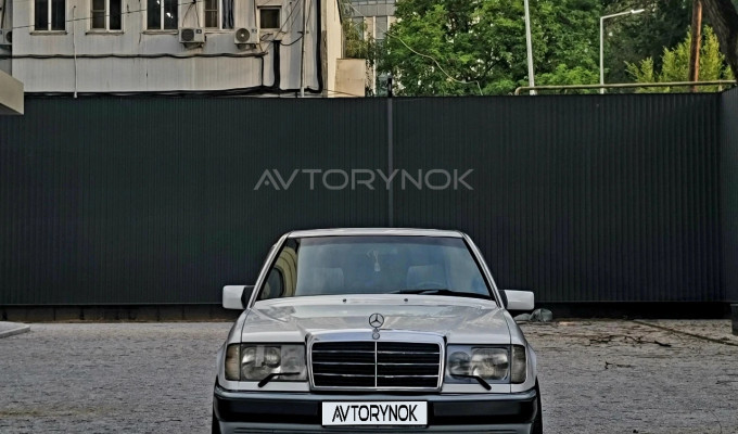 Mercedes-Benz E-Класс 1993 года
