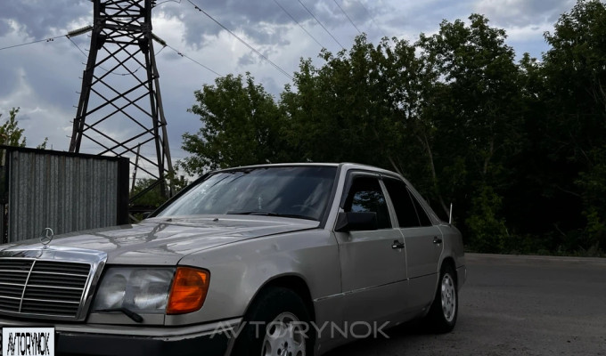 Mercedes-Benz E-Класс 1987 года