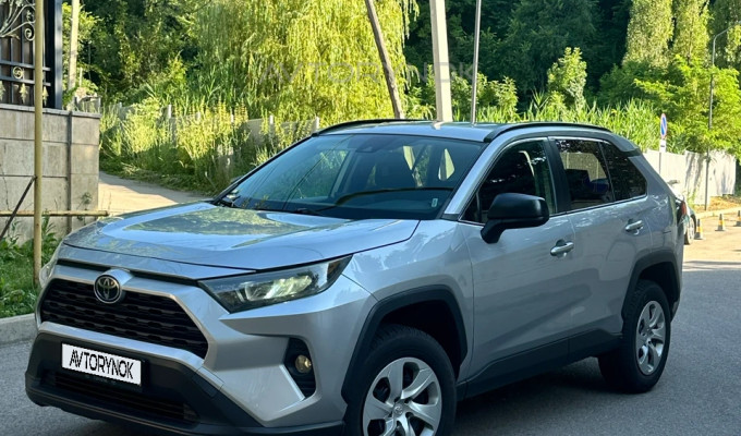 Toyota RAV4 2021 года