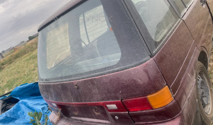 Nissan Prairie 1990 года