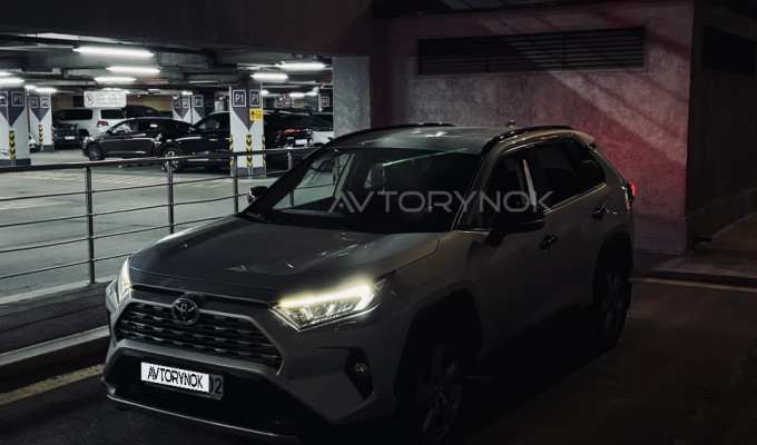 Toyota RAV4 2020 года