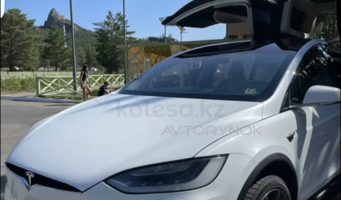 Tesla Model X 2018 года