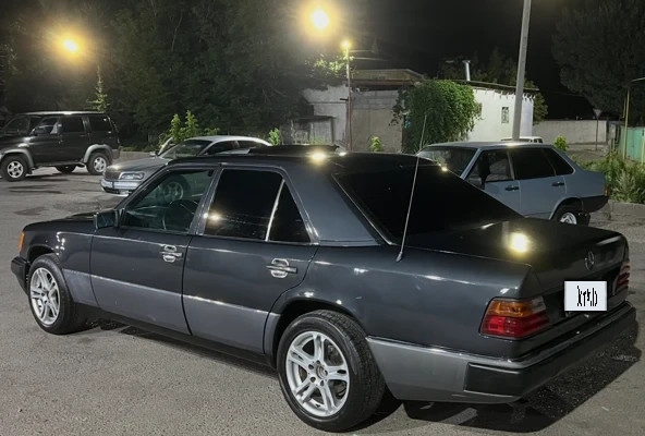 Mercedes-Benz E-Класс 1993 года
