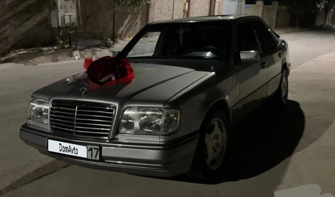 Mercedes-Benz E-Класс 1993 года