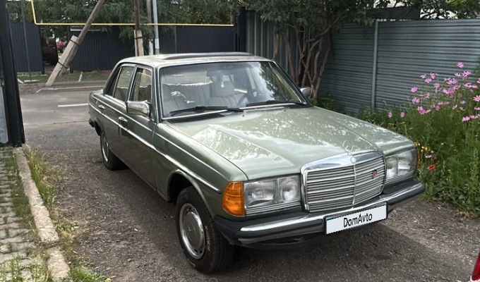 Mercedes-Benz E-Класс 1983 года