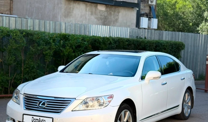 Lexus LS 2011 года