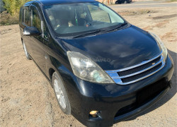 Toyota Isis 2010 года