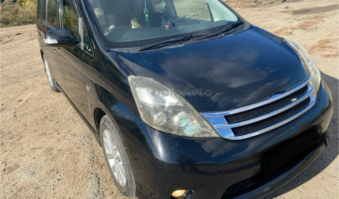 Toyota Isis 2010 года