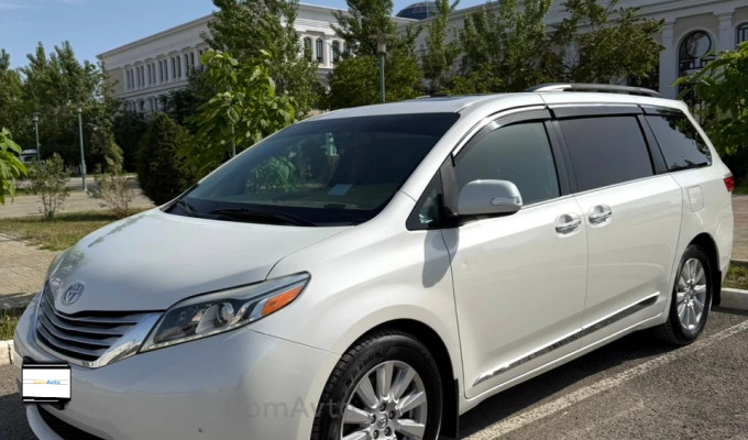 Toyota Sienna 2017 года