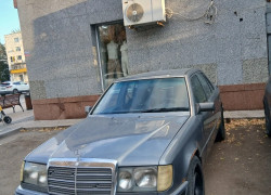 Mercedes-Benz E-Класс 1990 года