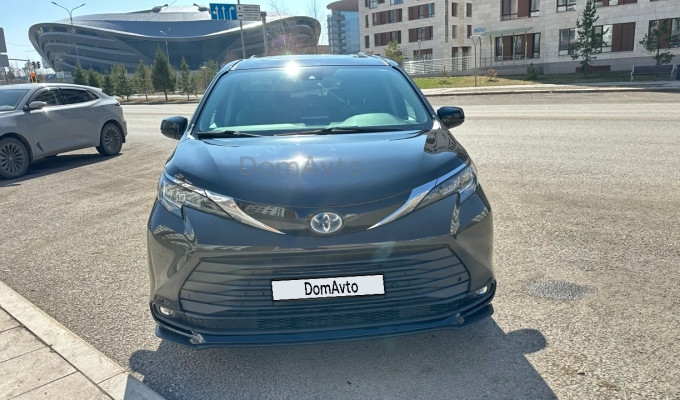 Toyota Sienna 2023 года