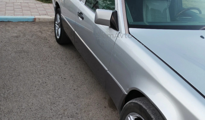 Mercedes-Benz E-Класс 1993 года