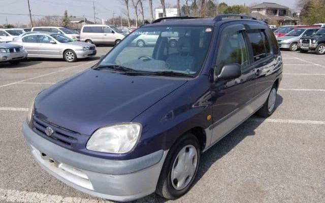 Toyota Raum 1997 года