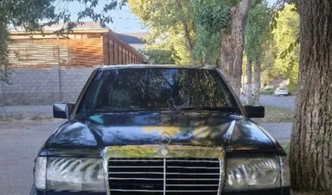 Mercedes-Benz E-Класс 1993 года