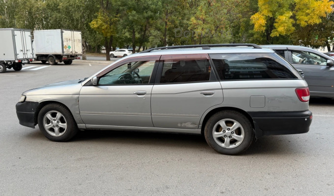 Nissan Avenir 1998 года