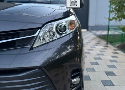 Toyota Sienna 2017 года