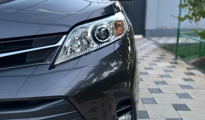 Toyota Sienna 2017 года