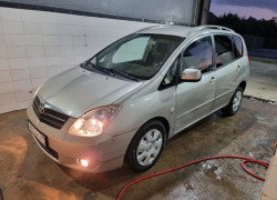 Toyota Corolla Verso 2002 года