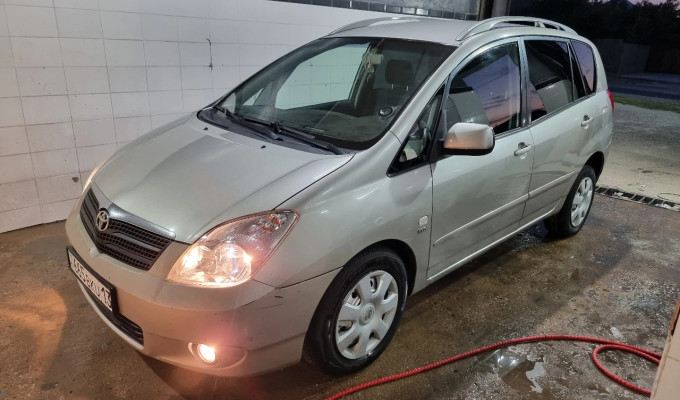 Toyota Corolla Verso 2002 года