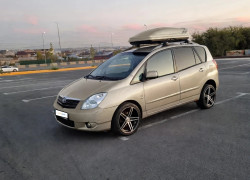 Toyota Corolla Verso 2002 года