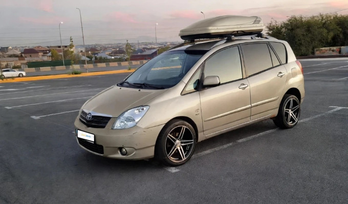 Toyota Corolla Verso 2002 года