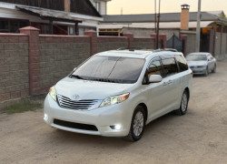 Toyota Sienna 2010 года