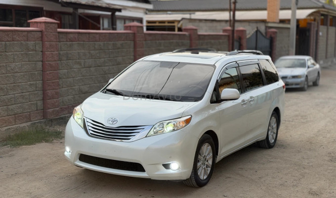 Toyota Sienna 2010 года