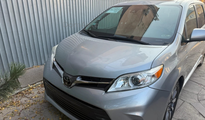 Toyota Sienna 2018 года