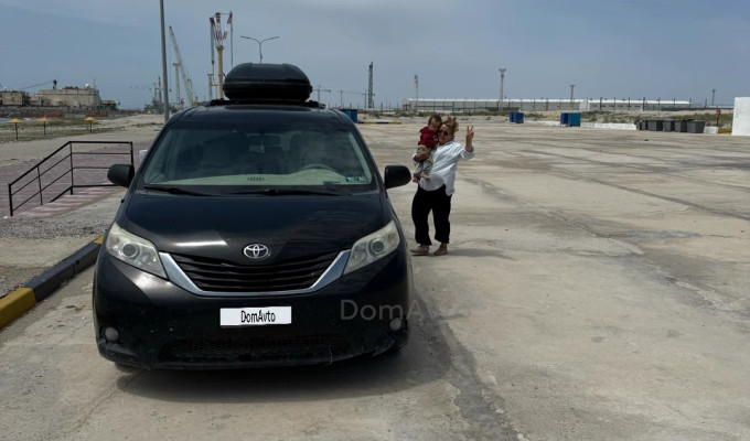 Toyota Sienna 2013 года