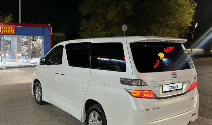 Toyota Alphard 2010 года