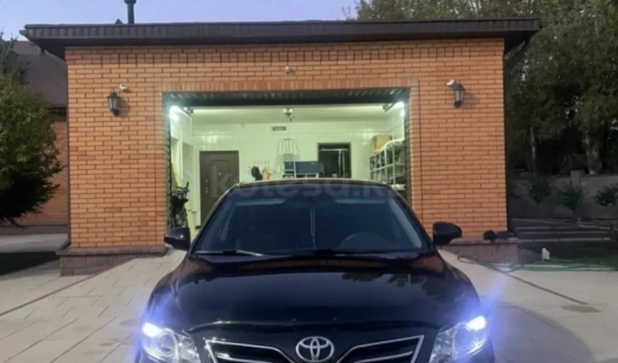 Toyota Camry 2010 года