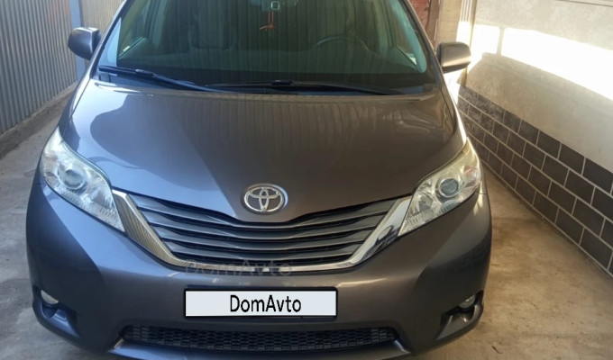 Toyota Sienna 2012 года