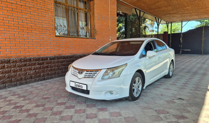 Toyota Avensis 2010 года