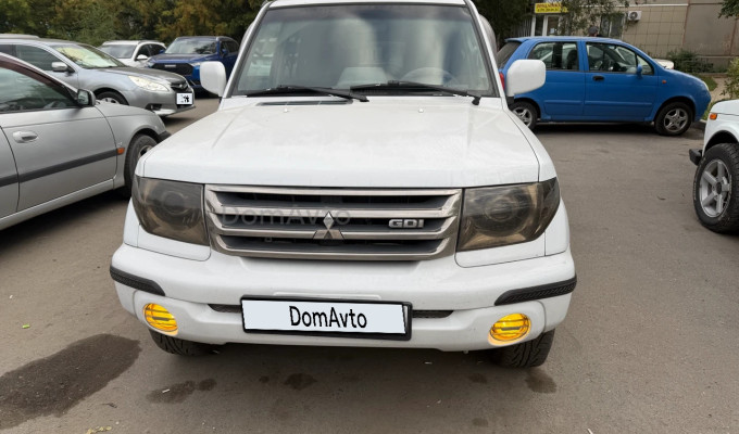 Mitsubishi Pajero iO 2000 года