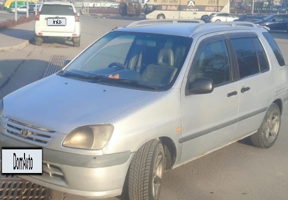 Toyota Raum 1997 года