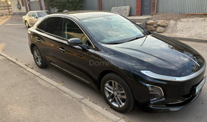 Hongqi E-QM5 2025 года