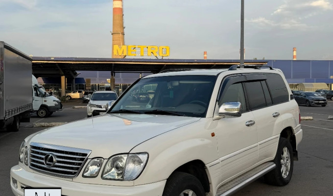 Lexus LX 2000 года