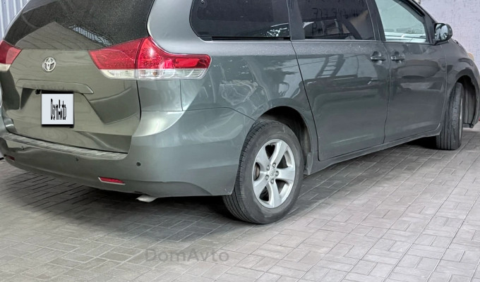 Toyota Sienna 2013 года