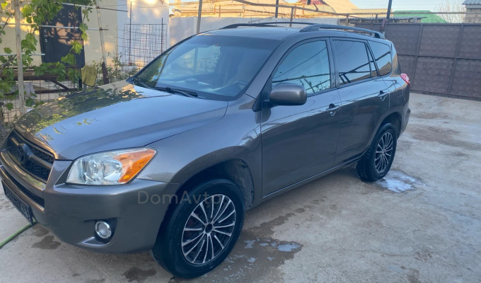 Toyota RAV4 2012 года