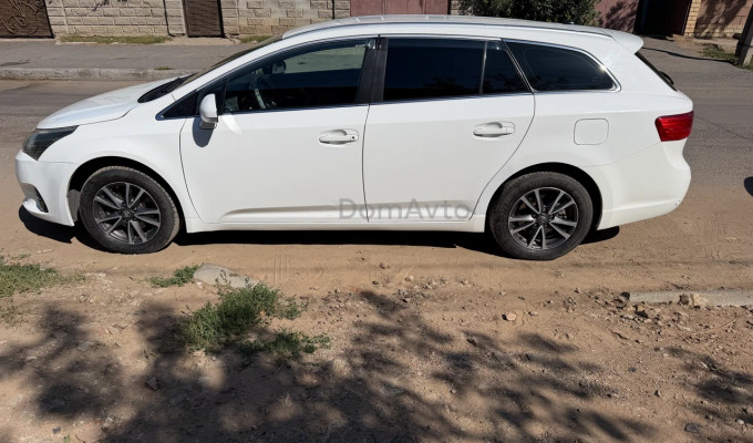 Toyota Avensis 2012 года