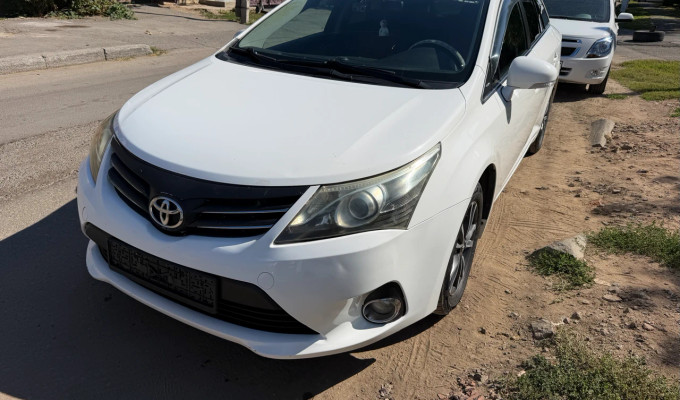 Toyota Avensis 2012 года