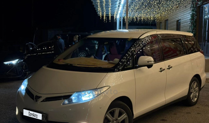 Toyota Estima 2009 года