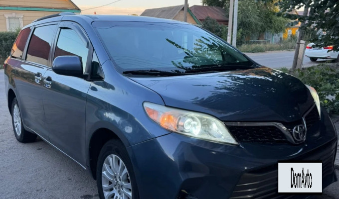 Toyota Sienna 2015 года
