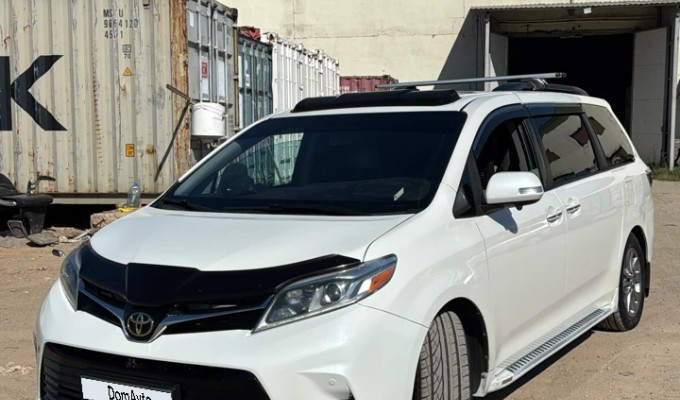 Toyota Sienna 2015 года