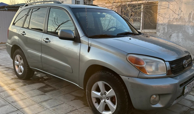 Toyota RAV4 2005 года