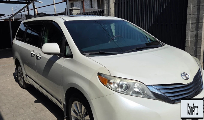 Toyota Sienna 2012 года