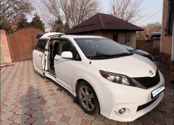 Toyota Sienna 2013 года