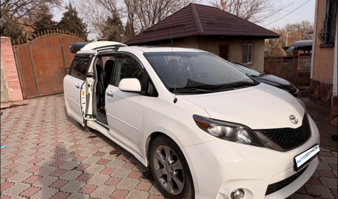 Toyota Sienna 2013 года