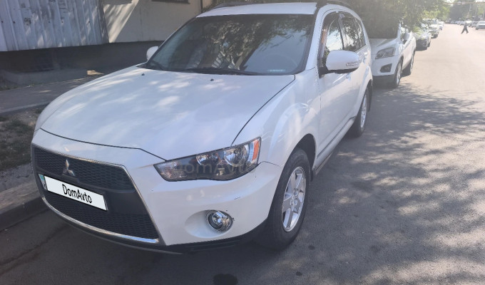 Mitsubishi Outlander 2012 года