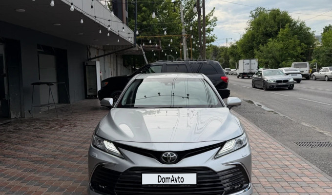 Toyota Camry 2023 года
